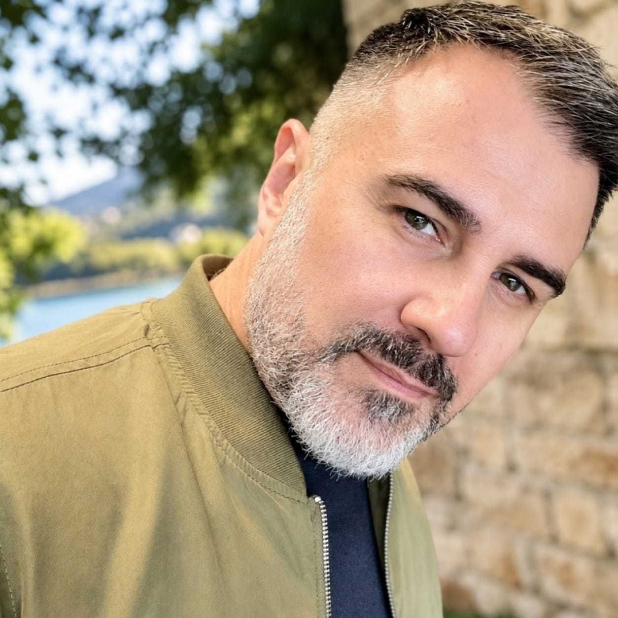 Portrait de Luis Cernadas — cliquer pour afficher sa biographie